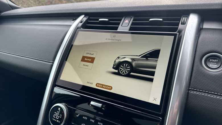 Land Rover Discovery 3.0 D300 Dynamic SE 5dr Auto Diesel Station Wagon